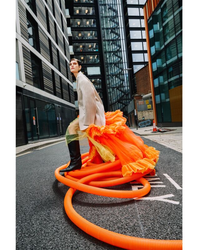 Indra Studios x Rollacoaster Magazine -Hybrid City
#inspire2gether 

 London’s iconic landscape serves as a canvas for vivid colors and striking contrasts. This captivating interplay of colour and structure invites viewers to see London not just as a city, but as an ever-evolving work of art...

#indrastudios #rollacoastermagazine #hybridcity #fashioneditorial 

Photographey by Vlady Vala / @vladyvala

Photographers Assistant Yana Luhanova / @luhanovaphotography

Styling by Philip / @Liip

MUA Rosie Heley / @rosieheleymua

Hair by Marlene Andersson / @marlene.me.uk

Model Kateryna / @kateryna.lashko / @titaniummanagement

Retouching by Alejandro Beltran / @franciscobeltranpost

Production by @indrastudios

https://indrastudios.com/